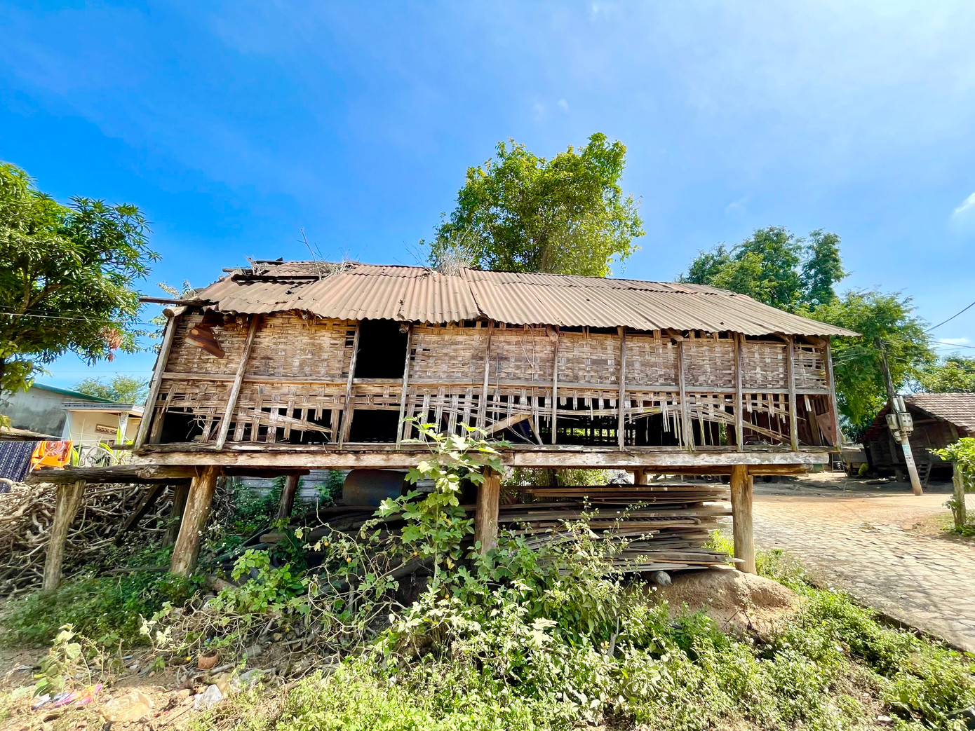 Nhiều nhà sàn hư hỏng nặng bị bỏ hoang Nhiều nhà sàn hư hỏng nặng bị bỏ hoang