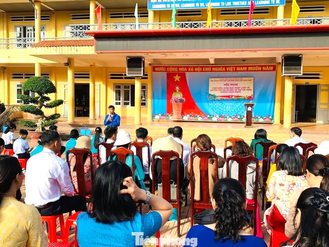 Huyện Đoàn, Hội đồng Đội huyện Ea Kar đã phối hợp các đơn vị tổ chức 4 hội nghị phố biến giáo dục pháp luật về quyền trẻ em và bảo vệ trẻ em trên không gian mạng năm 2025 cho hơn 2.000 em học sinh tại các trường THCS trên địa bàn huyện.