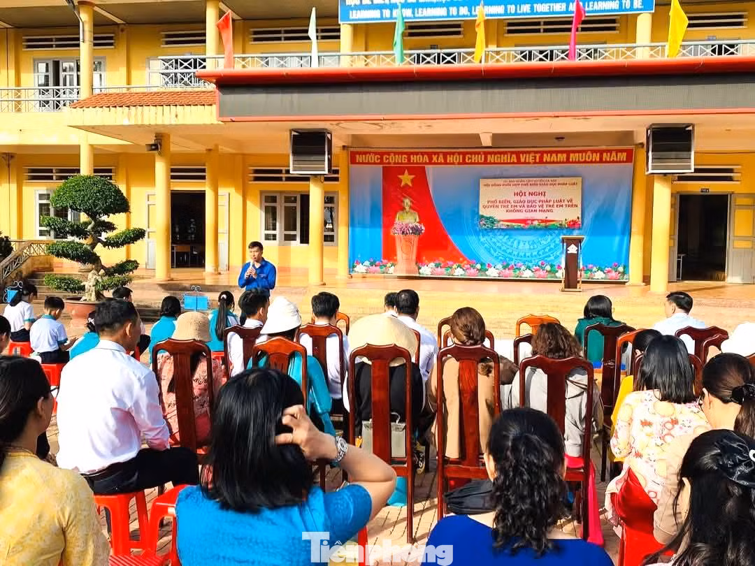 Huyện Đoàn, Hội đồng Đội huyện Ea Kar đã phối hợp các đơn vị tổ chức 4 hội nghị phố biến giáo dục pháp luật về quyền trẻ em và bảo vệ trẻ em trên không gian mạng năm 2025 cho hơn 2.000 em học sinh tại các trường THCS trên địa bàn huyện.