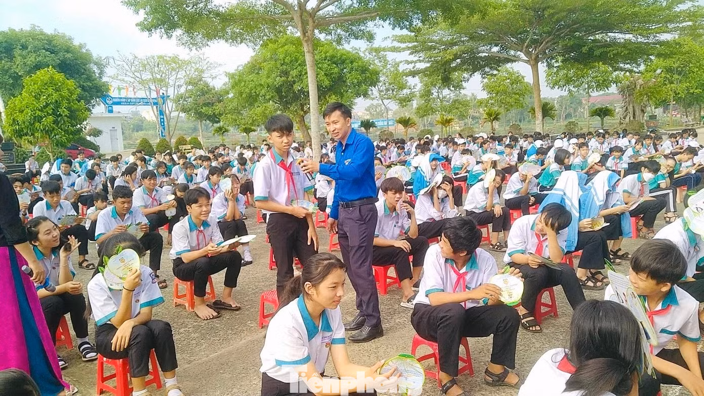 Tại chương trình, các báo cáo viên tuyên truyền phổ biến những kiến thức cơ bản về Luật An ninh mạng, các hành vi vi phạm phổ biến trên môi trường mạng, một số hình thức lừa đảo, chiếm đoạt tài sản phổ biến và hình thức xử lý của cơ quan Nhà nước có thẩm quyền; Thông tin đến toàn thể học sinh những kiến thức cơ bản về Luật Trẻ em năm 2016…