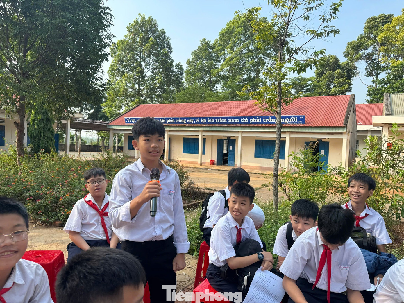 Chương trình với mong muốn mang đến cho các em một không gian để lắng nghe, chia sẻ và học cách thấu hiểu cảm xúc của chính mình và người khác. Qua đó, các em sẽ học được cách phản ứng phù hợp với những tình huống khác nhau trong cuộc sống, xây dựng các mối quan hệ tích cực hơn với bạn bè, thầy cô và gia đình.