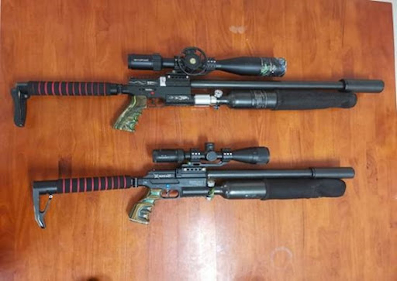 Hai đối tượng dùng súng săn giết hại các cá thể khỉ. Ảnh minh hoạ