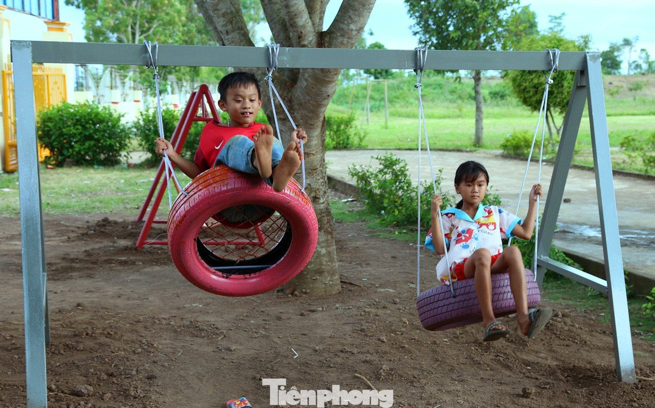 Sân chơi cho học sinh được tình nguyện viên làm từ vật liệu tái chế
