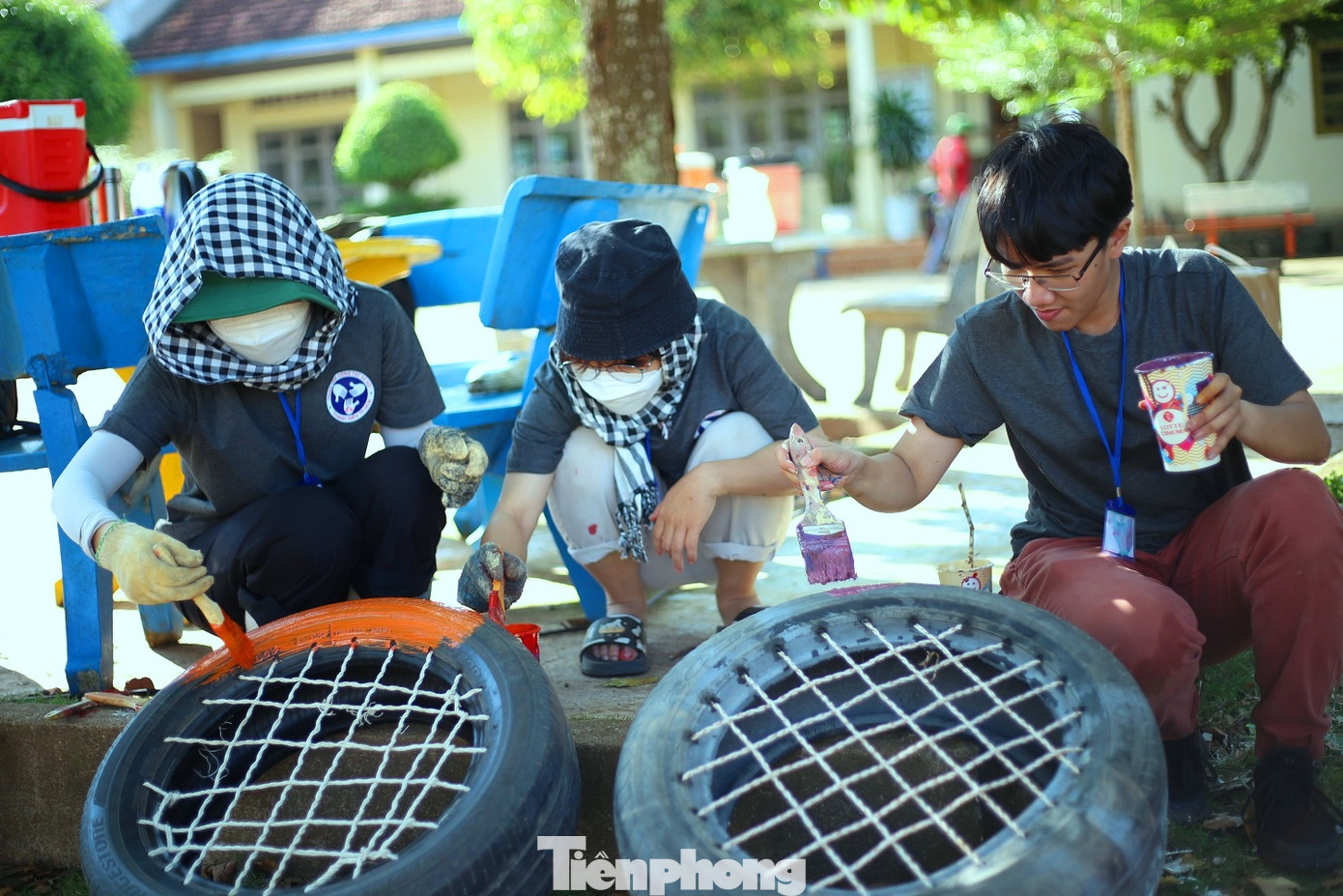 Tình nguyện viên trang trí sân chơi cho các em học sinh