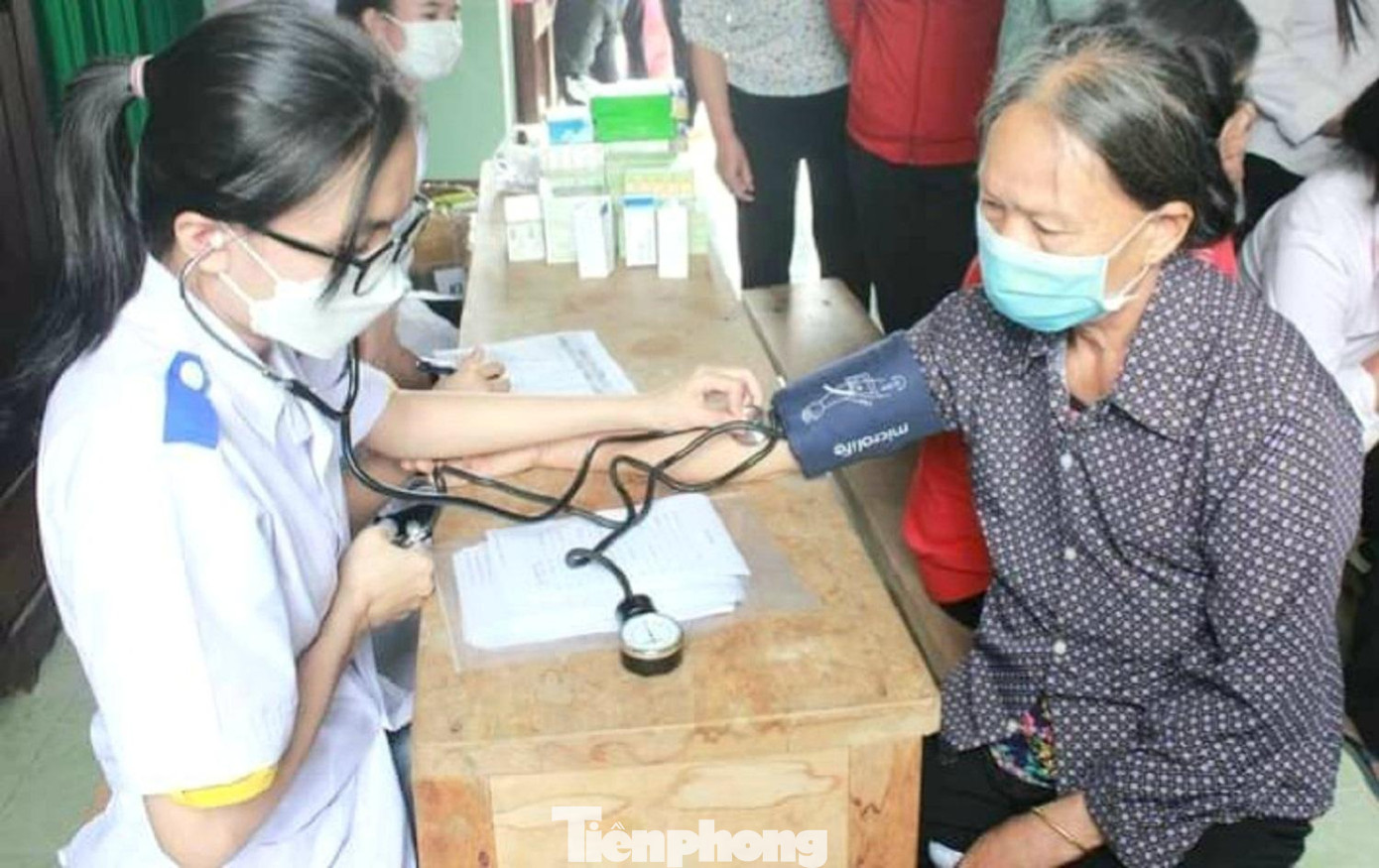 Người dân được khám bệnh miễn phí