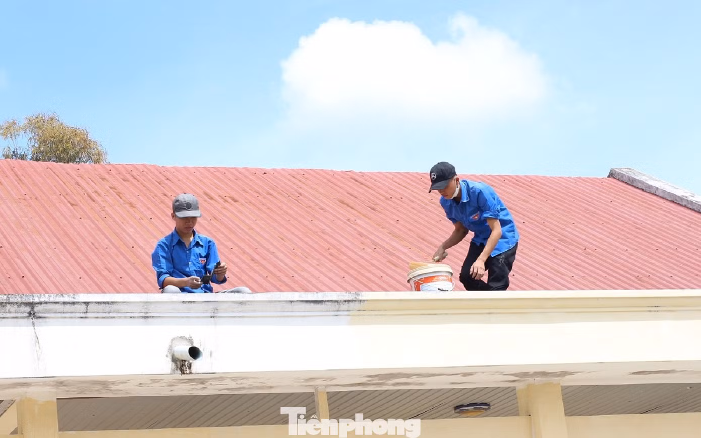 Đoàn thanh niên sơn sửa lại các lớp học Đoàn thanh niên sơn sửa lại các lớp học