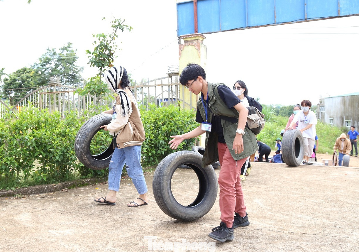 Tình nguyện viên chuẩn bị vật liệu tái chế làm sân chơi