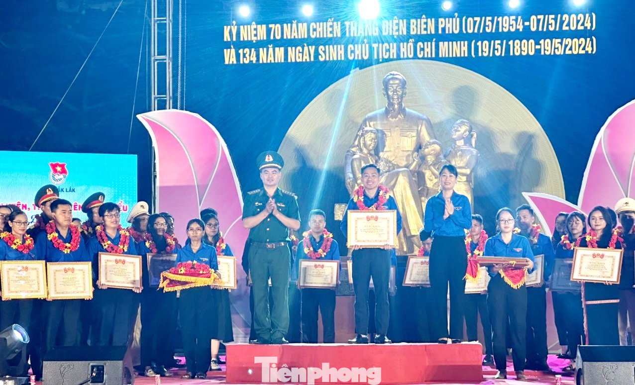 Bác sĩ Nguyễn Đức Vượng được tuyên dương thanh niên tiên tiến làm theo lời Bác