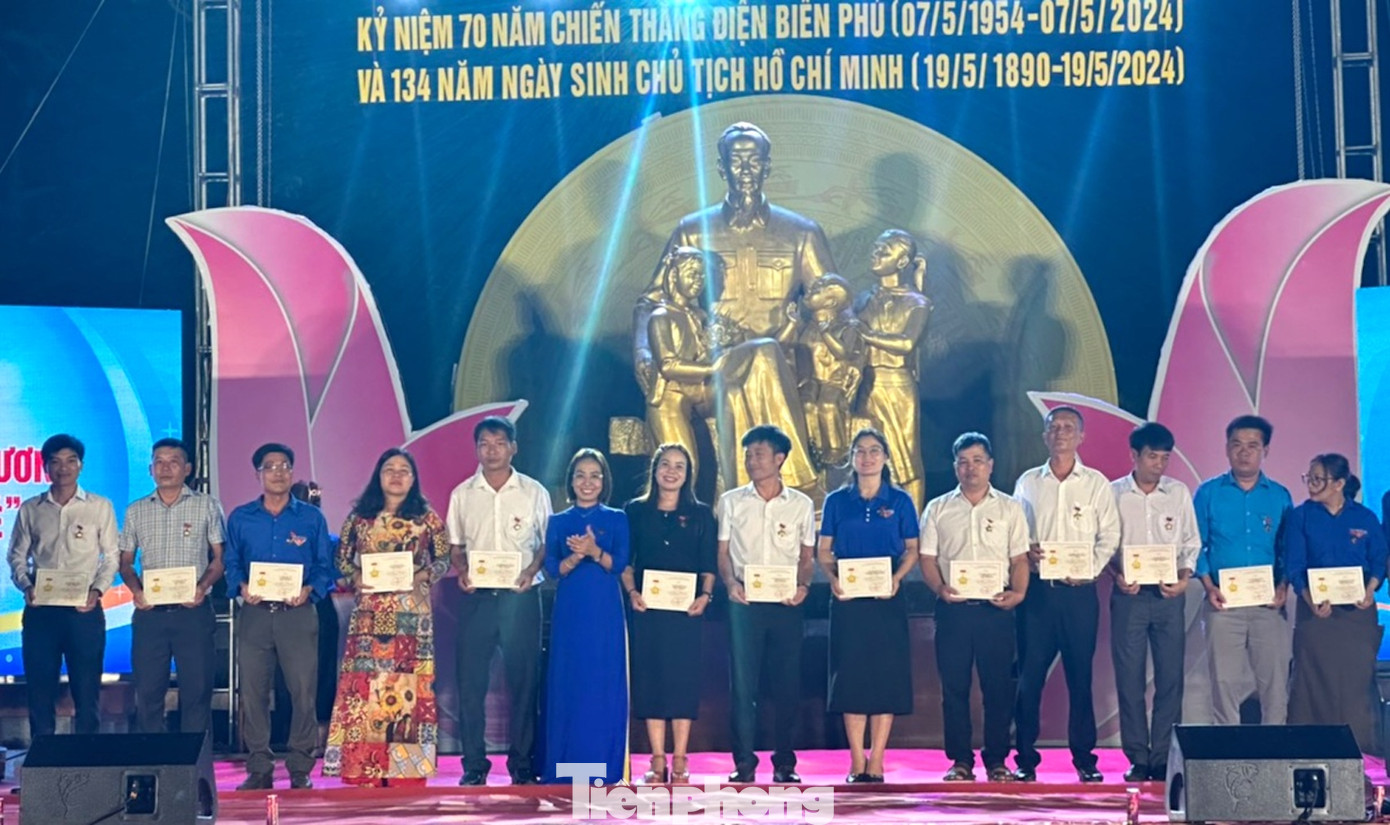 Các cá nhân có nhiều đóng góp, cống hiến trong sự nghiệp đào tạo, bồi dưỡng thế hệ trẻ địa bàn tỉnh được nhận Kỷ niệm chương “Vì thế hệ trẻ”