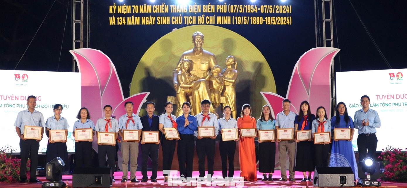 Giáo viên Tổng phụ trách Đội tiêu biểu nhận giấy khen