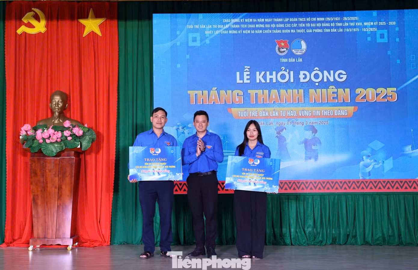 Trao tặng bảng tượng trưng hai vốn vay khởi nghiệp cho thanh niên