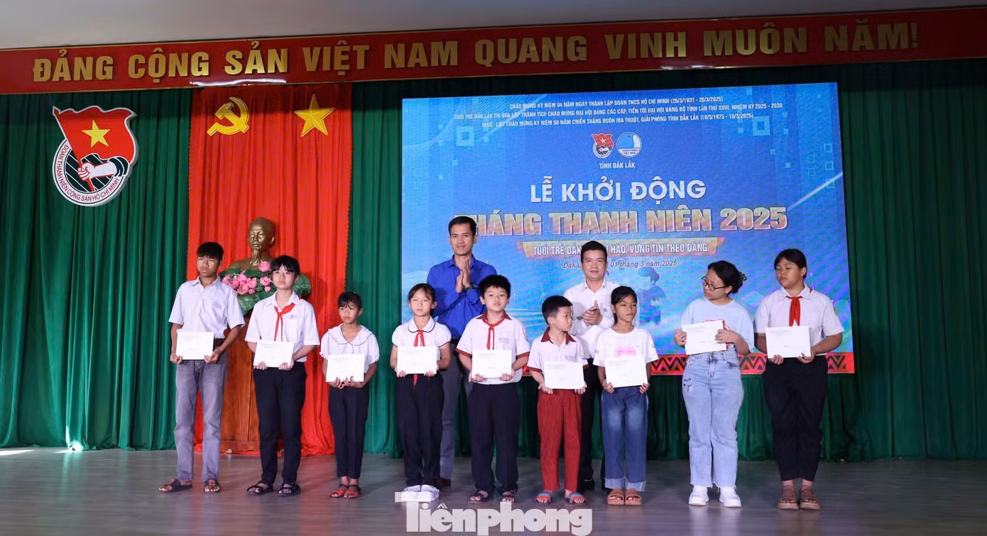 Học sinh khó khăn được nhận học bổng