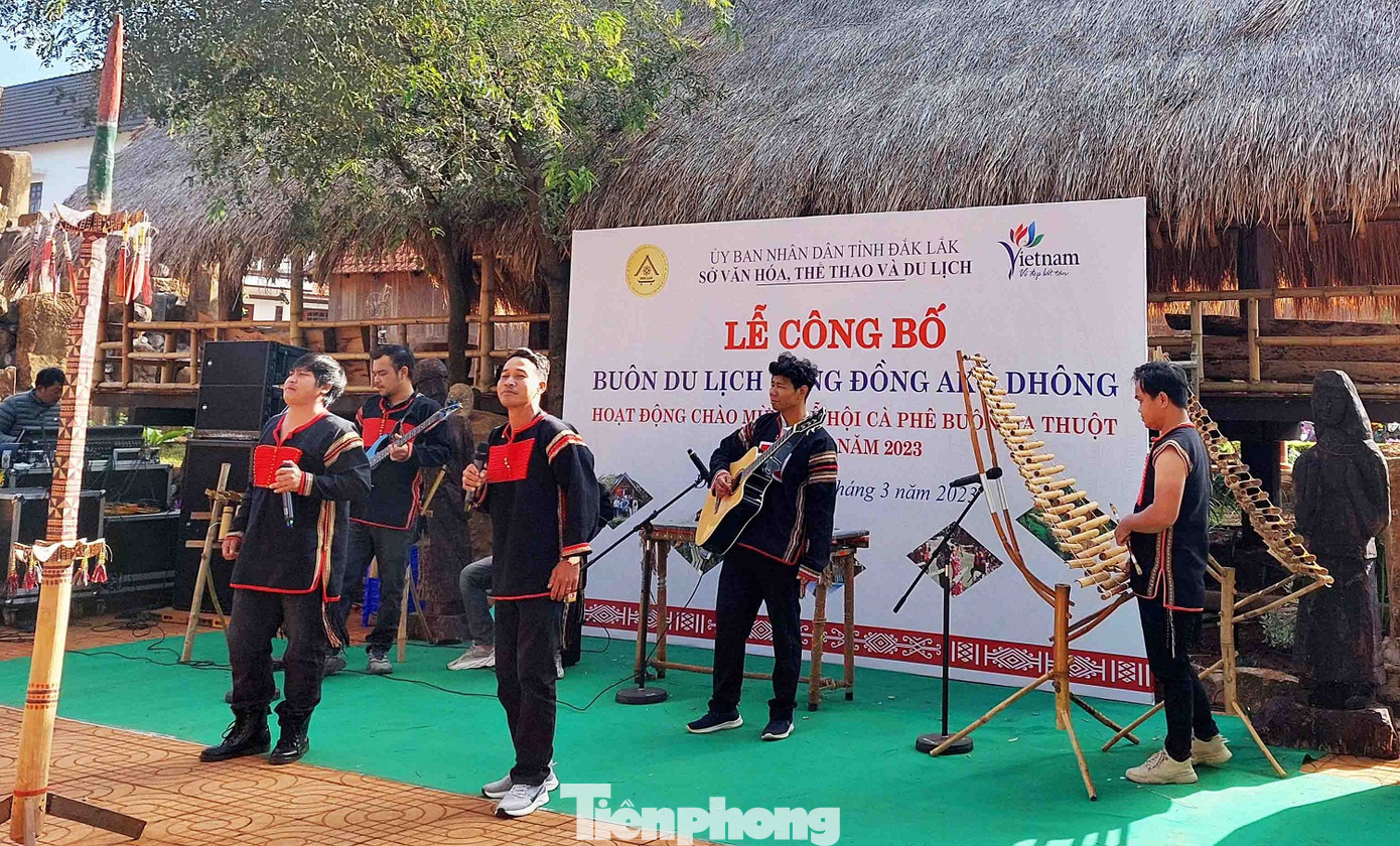 Trong buôn có nhiều nghệ nhân và đội văn nghệ.