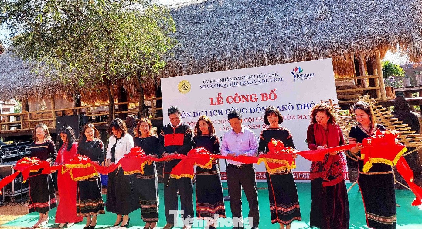 Lễ cắt băng khánh thành Buôn du lịch cộng đồng Ako Dhông.