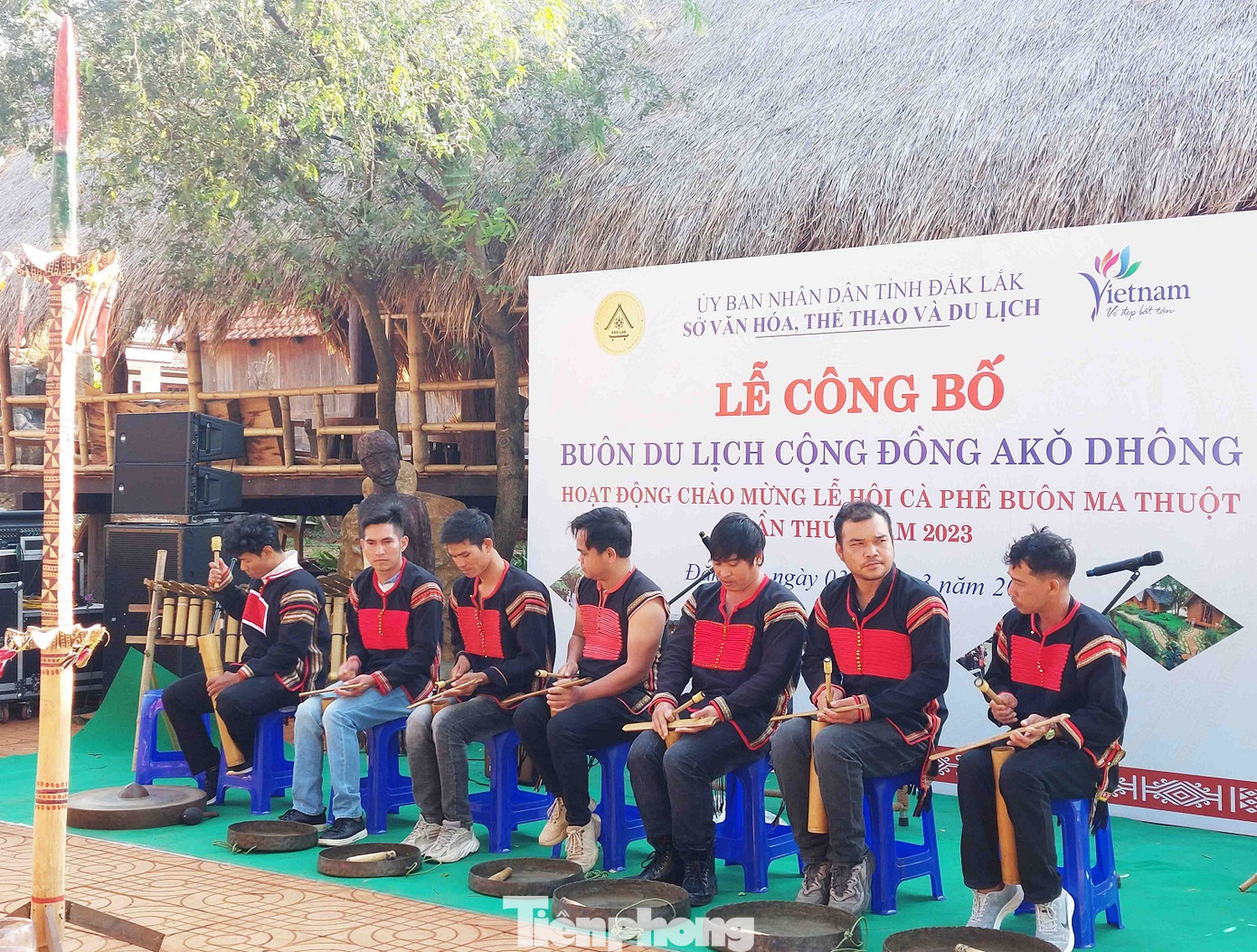 Các nghệ nhân Ê đê biểu diễn cồng chiêng và nhạc cụ dân tộc.