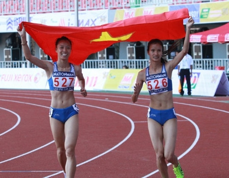 Đỗ Thị Thảo (bên trái) đã xuất sắc trên đường chạy 800m nữ.