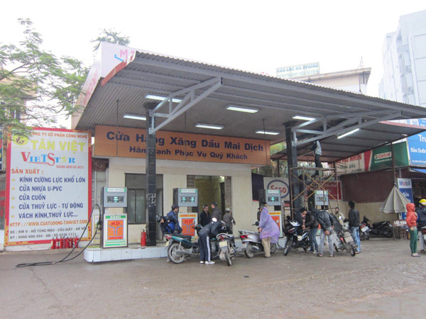 Cây xăng Mai Dịch, Hà Nội, bị phát hiện pha methanol vượt quá quy định hồi cuối tháng 12-2011
