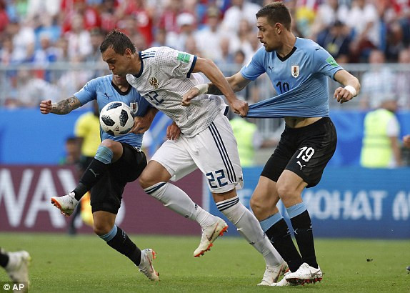 Uruguay thắng '3 sao' chủ nhà Nga, giành ngôi đầu bảng ảnh 24