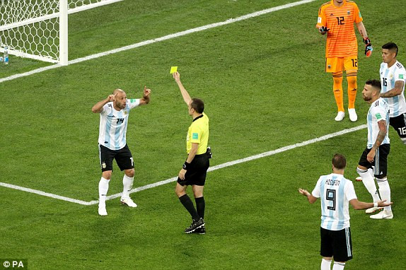 Argentina lách qua khe cửa hẹp vào vòng 1/8 World Cup ảnh 30