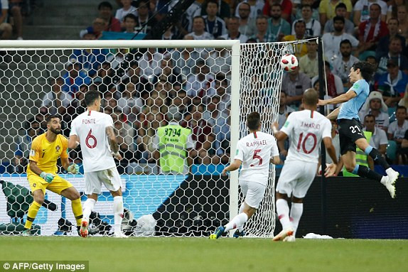 Bồ Đào Nha thua Uruguay, Ronaldo theo chân Messi về nước ảnh 17