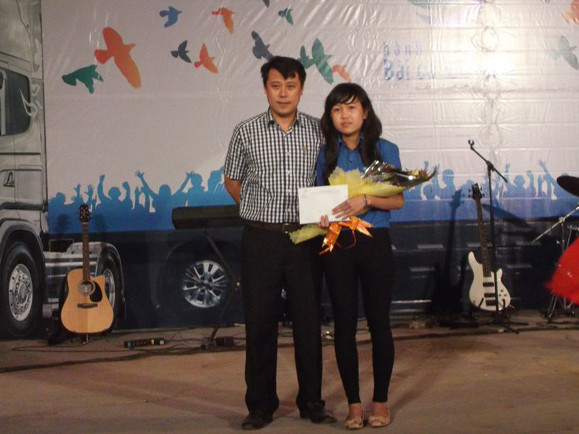 Anh Thành trao suất học bổng 