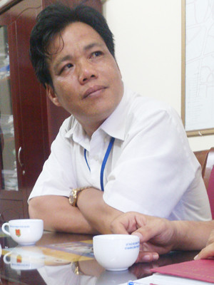 Ông Nguyễn Hữu Khiêm, Chủ tịch UBND xã Xuân Đỉnh trao đổi với phóng viên chiều 14/8. Ảnh: Đại Huệ