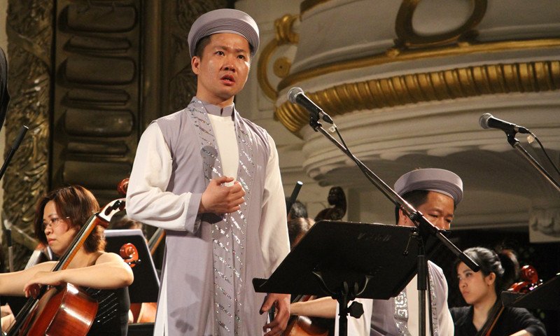 Ca sĩ Kiều Thẩm thể hiện hình tượng thi hào Nguyễn Du.