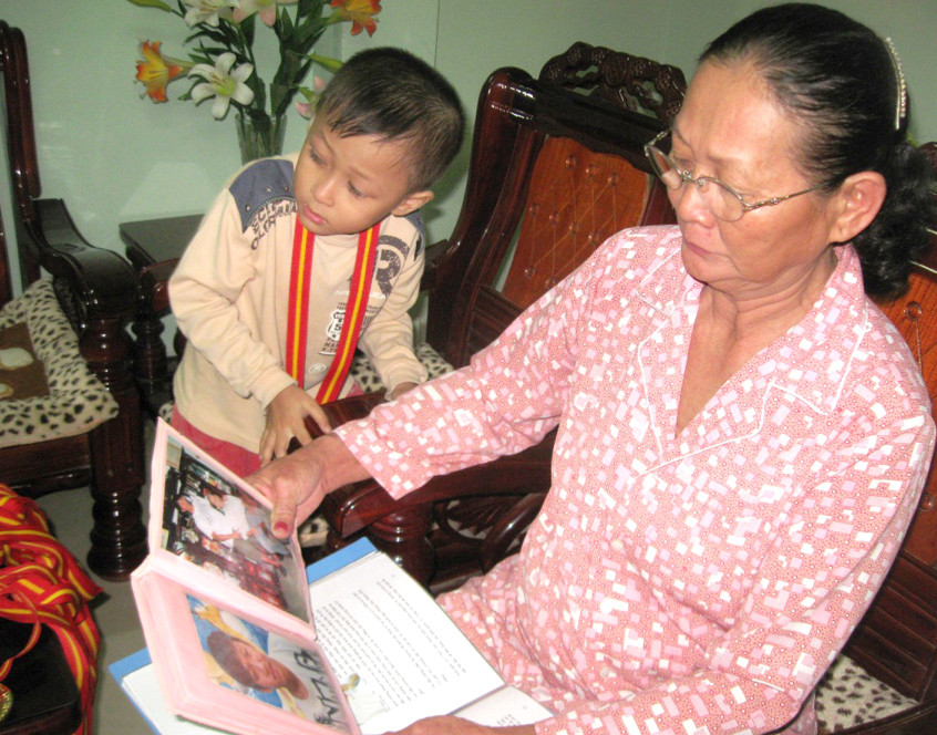 Bà Tài - mẹ của Quý Phước với những hình ảnh, kỷ niệm của con