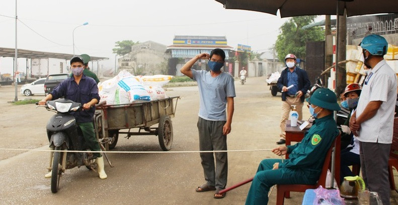 Căng dây thừng lập chốt kiểm soát, kẻ vạch trên phà để phòng COVID-19 ảnh 2