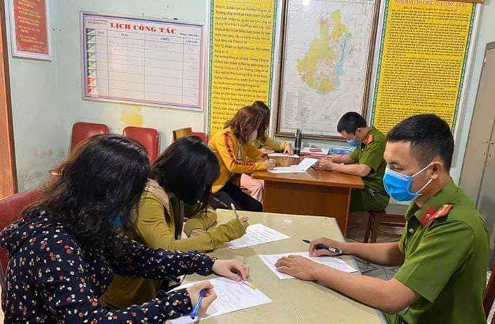 Tụ tập 'buôn chuyện' trong mùa dịch, 4 người phụ nữ bị xử phạt ảnh 1