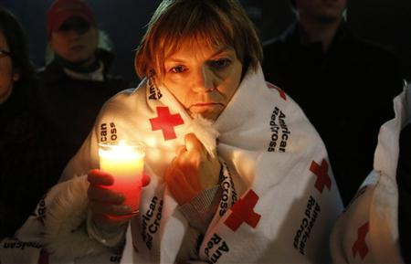 Hình ảnh người nhà nạn nhân thắp nến tưởng niệm tại trong hai ngày qua