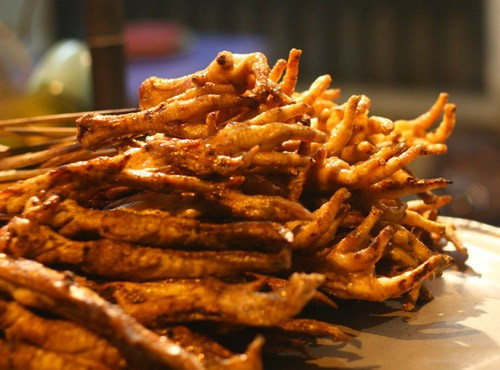 Buổi tối, bạn chỉ cần dừng xe ở đầu phố Lý Văn Phức là đã ngửi thấy mùi hương quyến rũ tỏa ra nghi ngút. 