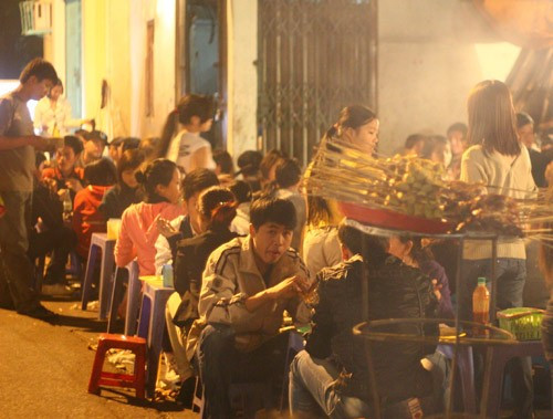  Các quán ở đây đều bình dân và có mức giá tương đương. Theo các thực khách có kinh nghiệm, quán ở cuối phố là nơi đắt hàng nhất.