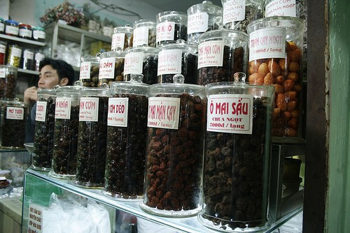 Phố Hàng Đường từ rất lâu đã như một làng nghề truyền thống với các thương hiệu ô mai gia truyền. Xuân về là lúc phố ô mai kinh doanh tốt nhất. Kẻ mua về ăn Tết, người mua về làm quà, khiến phố Hàng Đường nhộn nhịp hơn bao giờ hết.