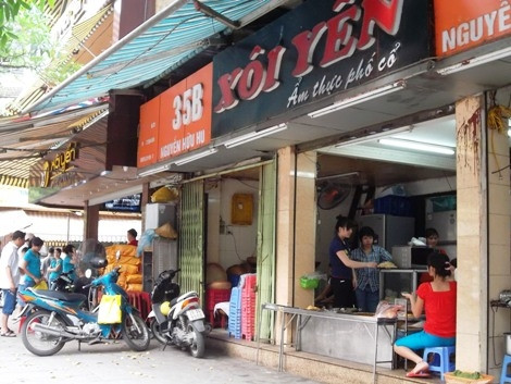 Hay tại phố Nguyễn Hữu Huân, cũng có tới hai cửa hàng sát cạnh nhau bán xôi, cùng mang thương hiệu “Xôi Yến”. Hay tại phố Nguyễn Hữu Huân, cũng có tới hai cửa hàng sát cạnh nhau bán xôi, cùng mang thương hiệu “Xôi Yến”