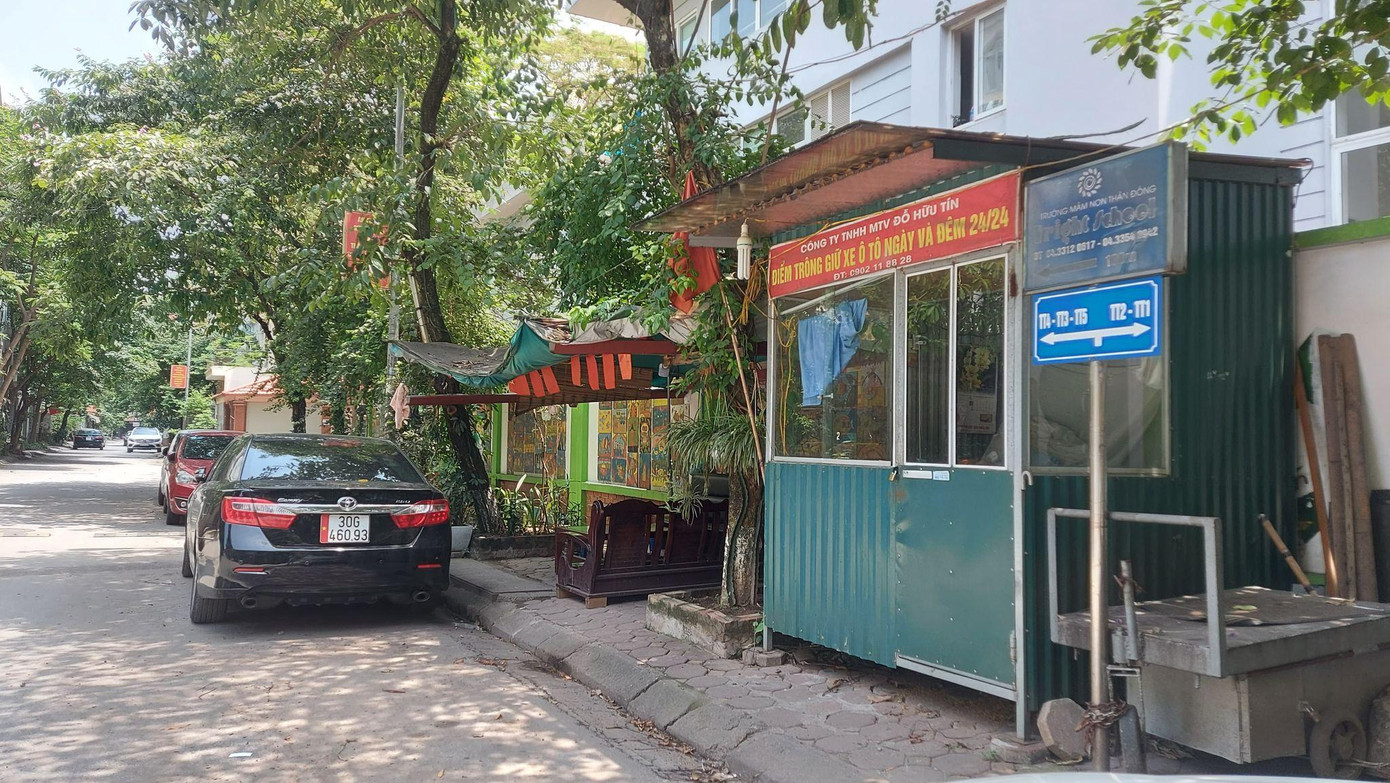 Lập bốt trông xe dù không có giấy phép. Ảnh: N.B Lập bốt trông xe dù không có giấy phép. Ảnh: N.B