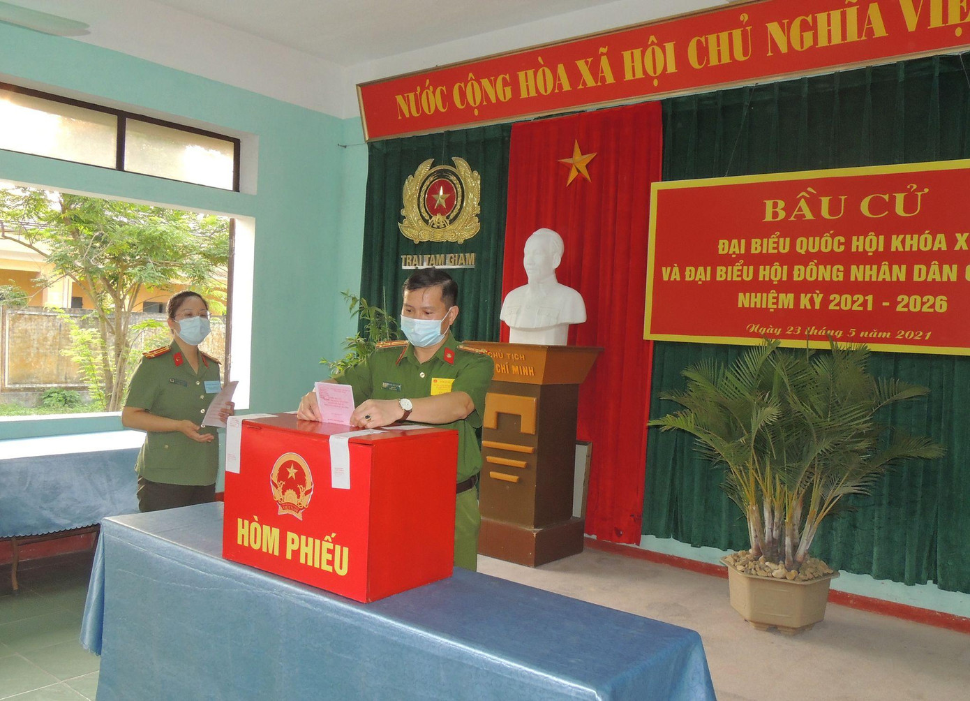 Cán bộ, chiến sỹ Trại giam Công an tỉnh Hà Nam vừa tích cực tham gia bầu cử, vừa đảm bảo an toàn phòng chống dịch COVID-19. Ảnh: Đ.H Cán bộ, chiến sỹ Trại giam Công an tỉnh Hà Nam vừa tích cực tham gia bầu cử, vừa đảm bảo an toàn phòng chống dịch COVID-19. Ảnh: Đ.H