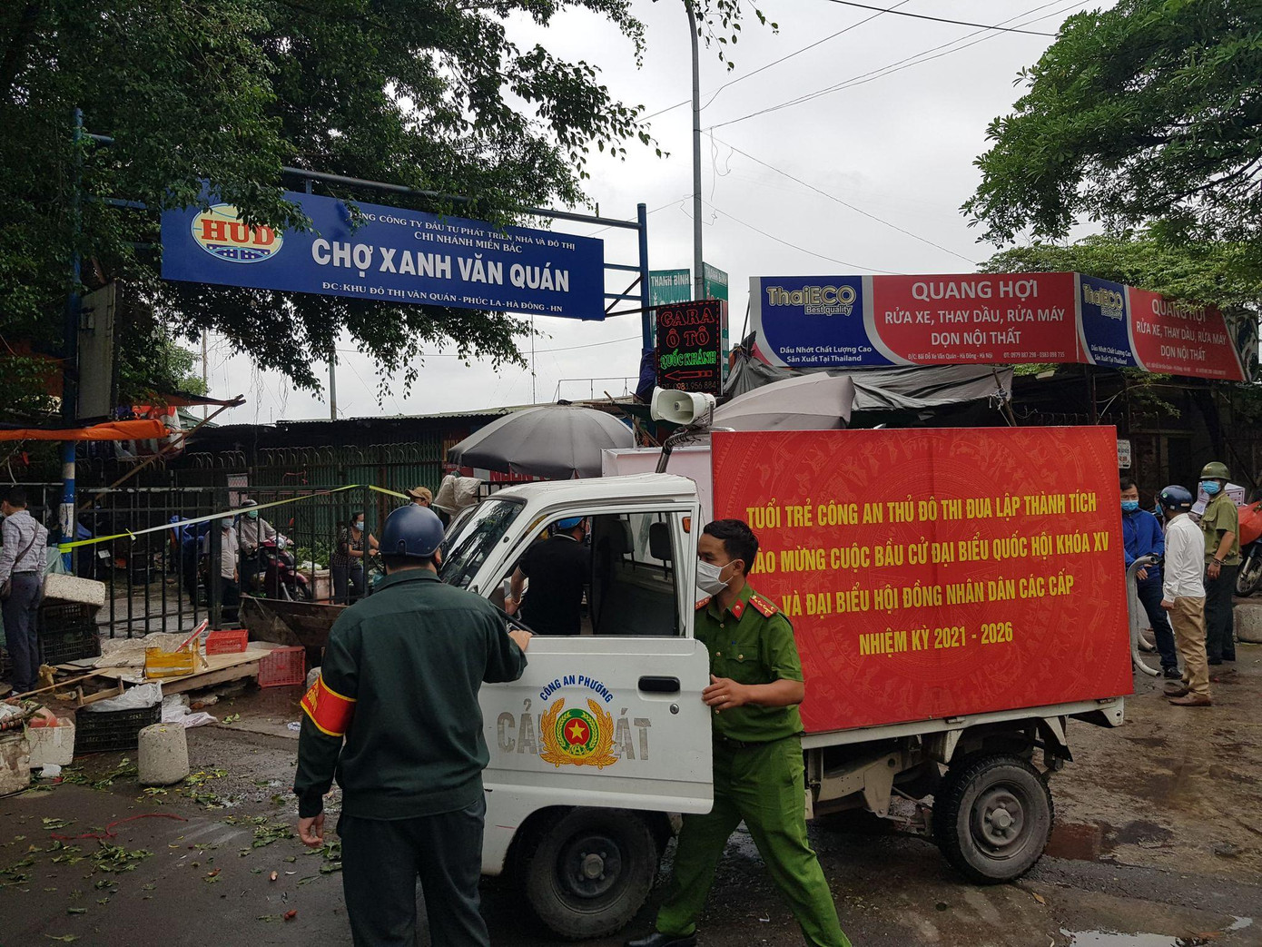 Lực lượng chức năng cắm chốt tại cổng chợ Xanh. Ảnh: Đ.H