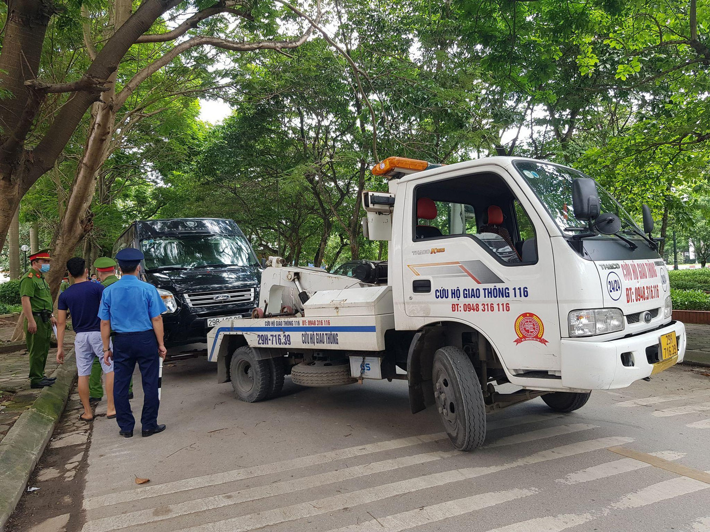 24 ô tô bị lập biên bản, cẩu xe về bãi để xử lý theo quy định. Ảnh: N.B 24 ô tô bị lập biên bản, cẩu xe về bãi để xử lý theo quy định. Ảnh: N.B