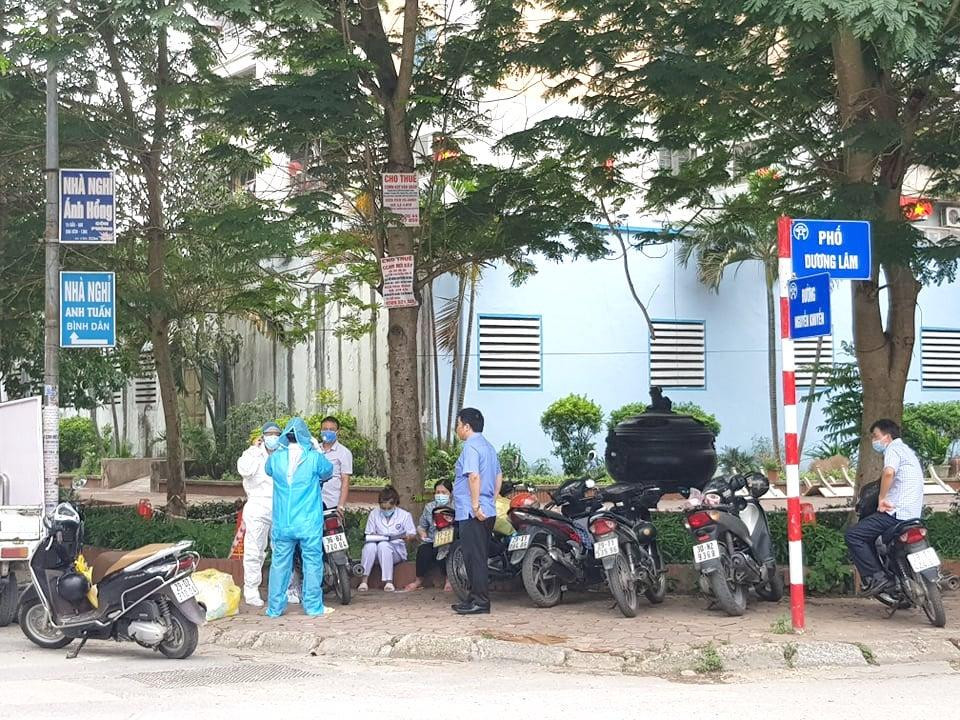 Lực lượng chức năng phun khử trùng quán phở. Ảnh: M.Đ