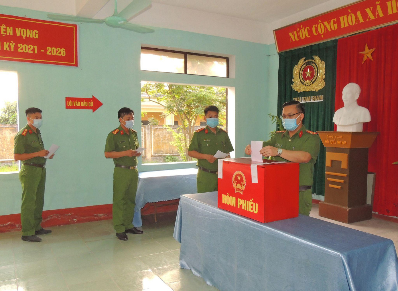 Cán bộ, chiến sỹ Công an tỉnh Hà Nam tham gia Ngày bẩu cử. Ảnh: Đ.H Cán bộ, chiến sỹ Công an tỉnh Hà Nam tham gia Ngày bẩu cử. Ảnh: Đ.H