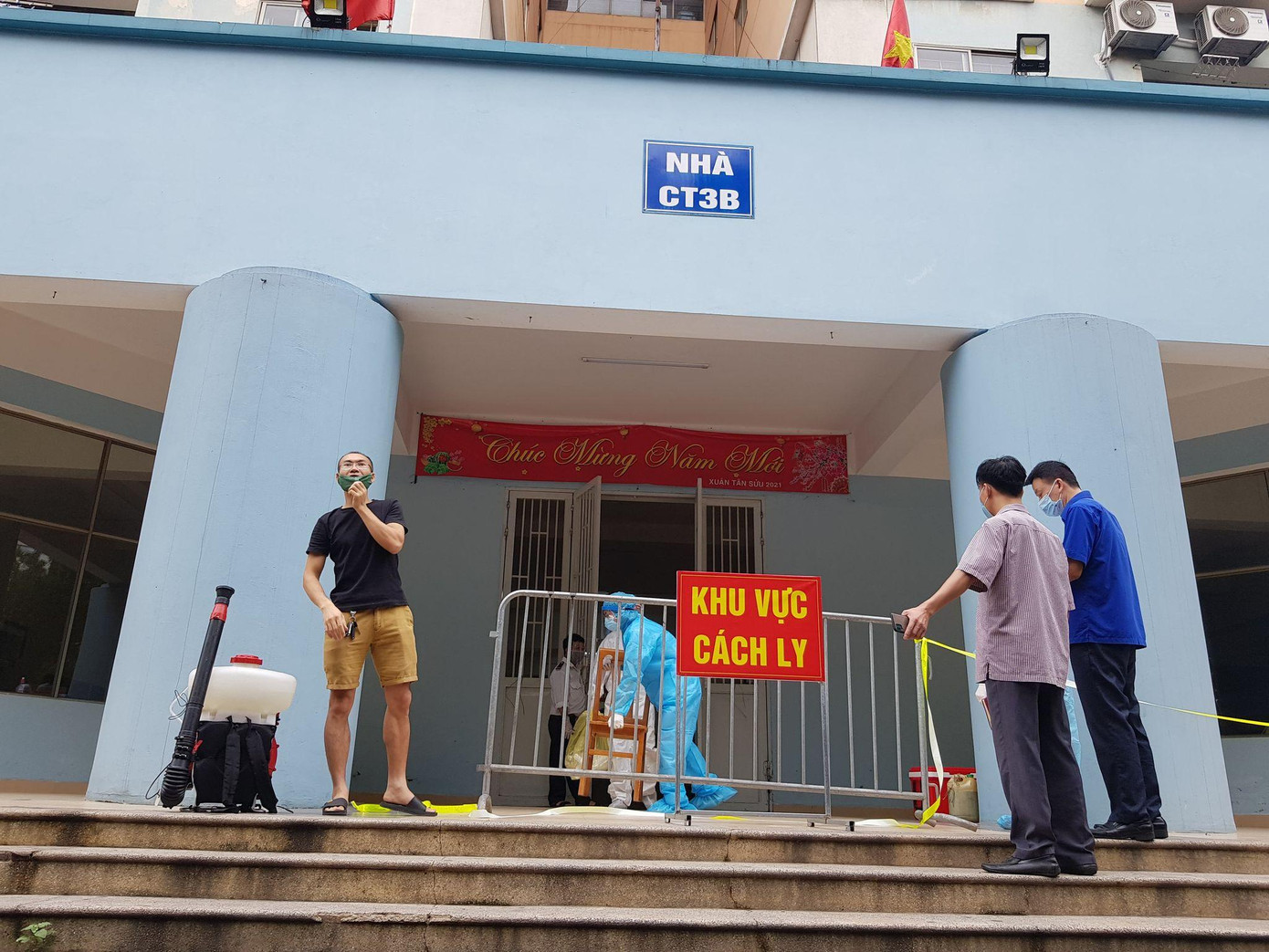 Lực lượng chức năng tạm thời phong tỏa chung cư CT3B, Văn Quán, nơi bệnh nhân sinh sống. Ảnh: Đ.H