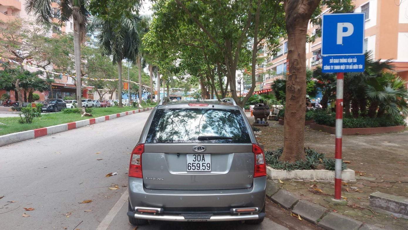 Cắm biển trông xe dù không có giấy phép. Ảnh: N.B Cắm biển trông xe dù không có giấy phép. Ảnh: N.B