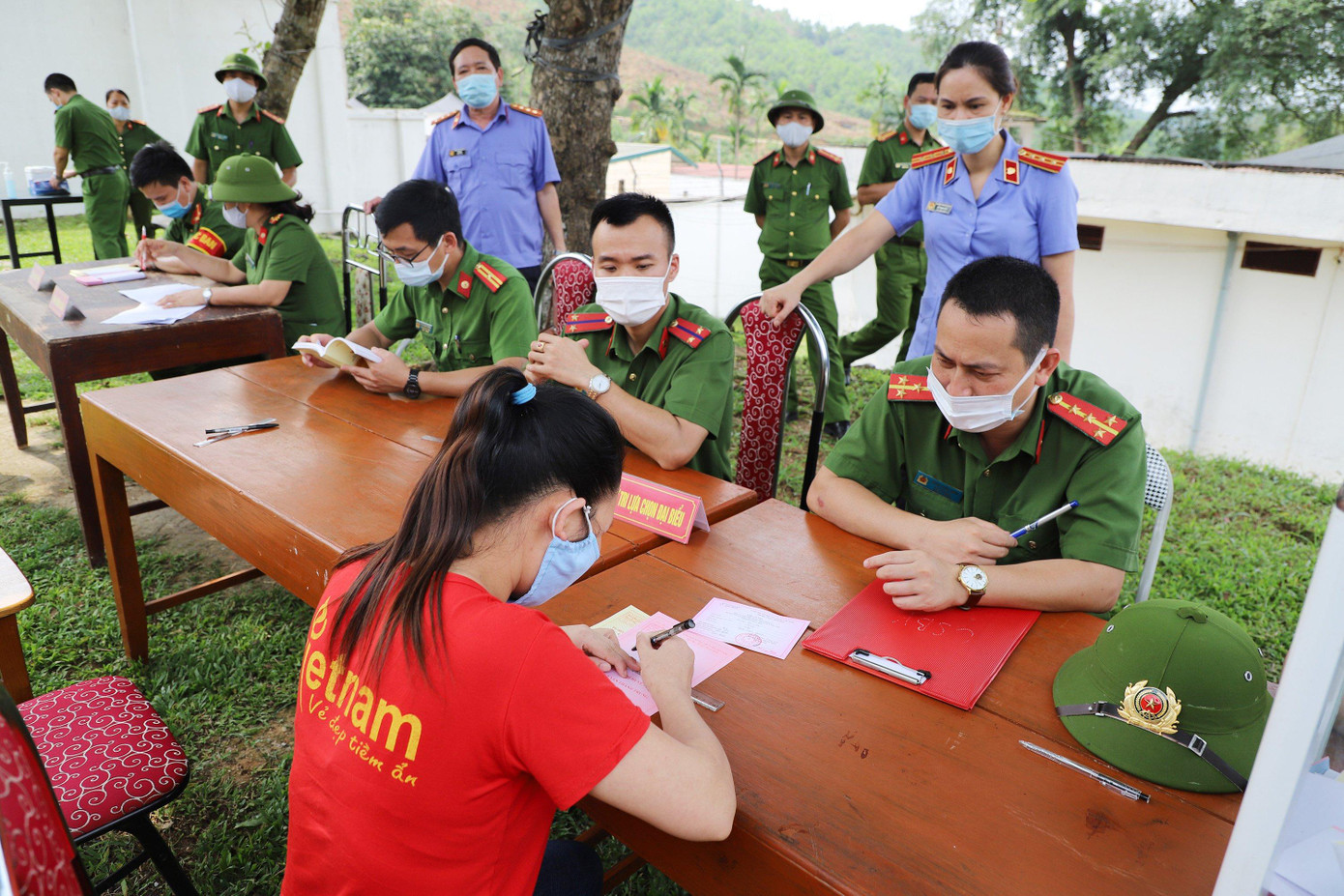 Cử tri tại Trại tạm giam Công an tỉnh Yên Bái. Ảnh: Đ.H Cử tri tại Trại tạm giam Công an tỉnh Yên Bái. Ảnh: Đ.H
