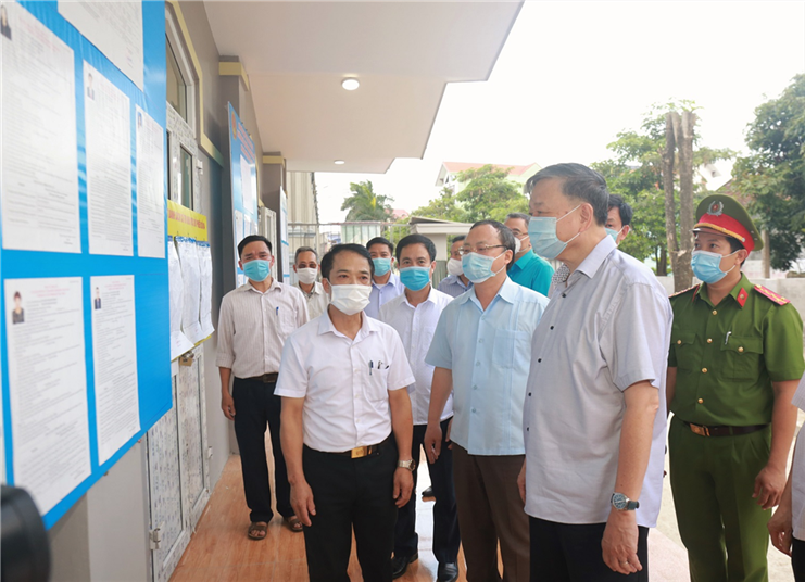 Bộ trưởng Tô Lâm cùng các đại biểu kiểm tra công tác bầu cử tại Nhà văn hóa thôn Lực Điền, Minh Châu, Yên Mỹ, Hưng Yên. Ảnh: B.C.A