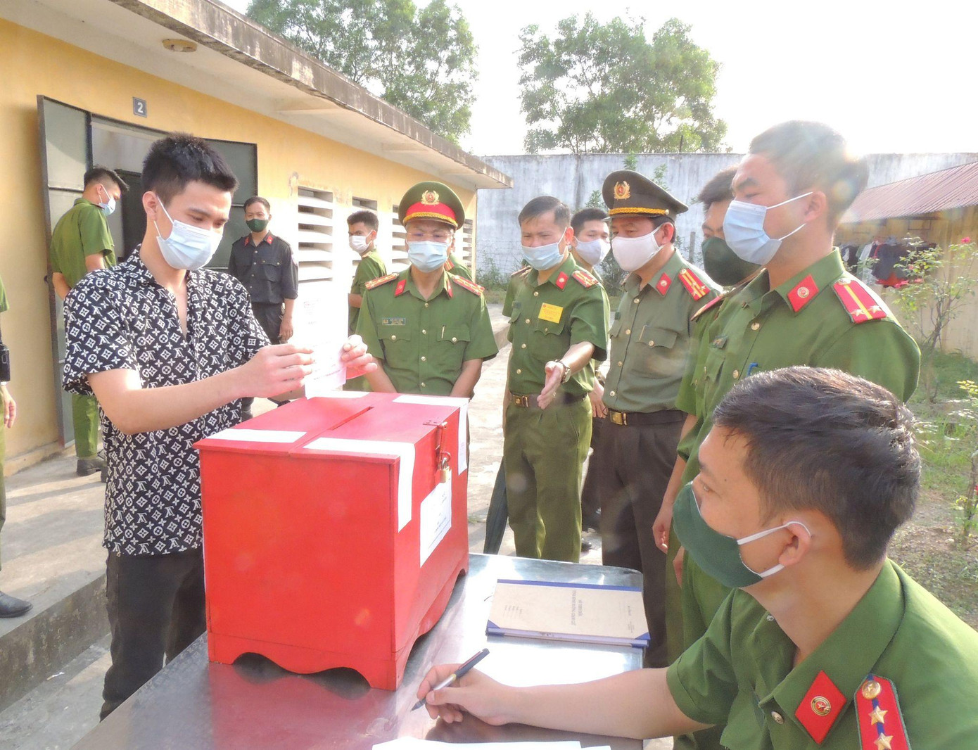 Cán bộ, chiến sỹ hướng dẫn cử tri thực hiện đúng quy định, Luật Bầu cử. Ảnh: Đ.H Cán bộ, chiến sỹ hướng dẫn cử tri thực hiện đúng quy định, Luật Bầu cử. Ảnh: Đ.H