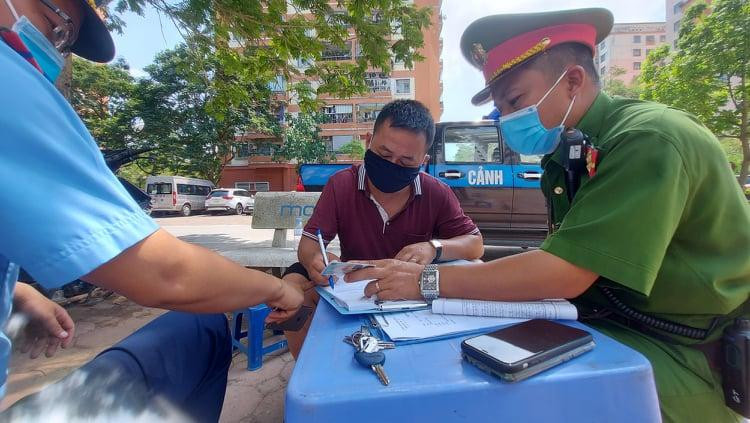 Ông Đ.H.T ký biên bản xử phạt. Ảnh: N.B Ông Đ.H.T ký biên bản xử phạt. Ảnh: N.B