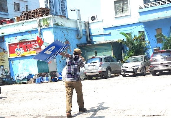 Biển trông giữ xe không phép lập tức được nhổ bỏ. Ảnh: N.B Biển trông giữ xe không phép lập tức được nhổ bỏ. Ảnh: N.B