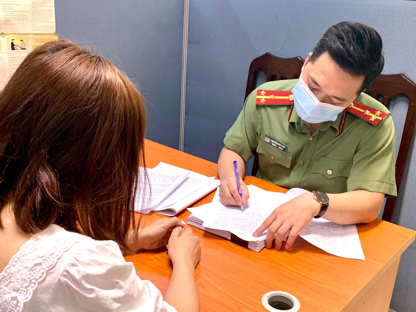 Cơ quan công an lấy lời khai một nữ đối tượng trong đường dây