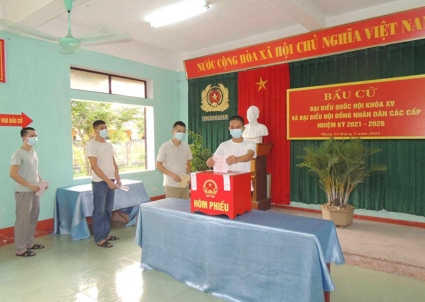 Người tạm giam, tạm giữ tích cực tham gia bầu cử. Ảnh: Đ.H Người tạm giam, tạm giữ tích cực tham gia bầu cử. Ảnh: Đ.H